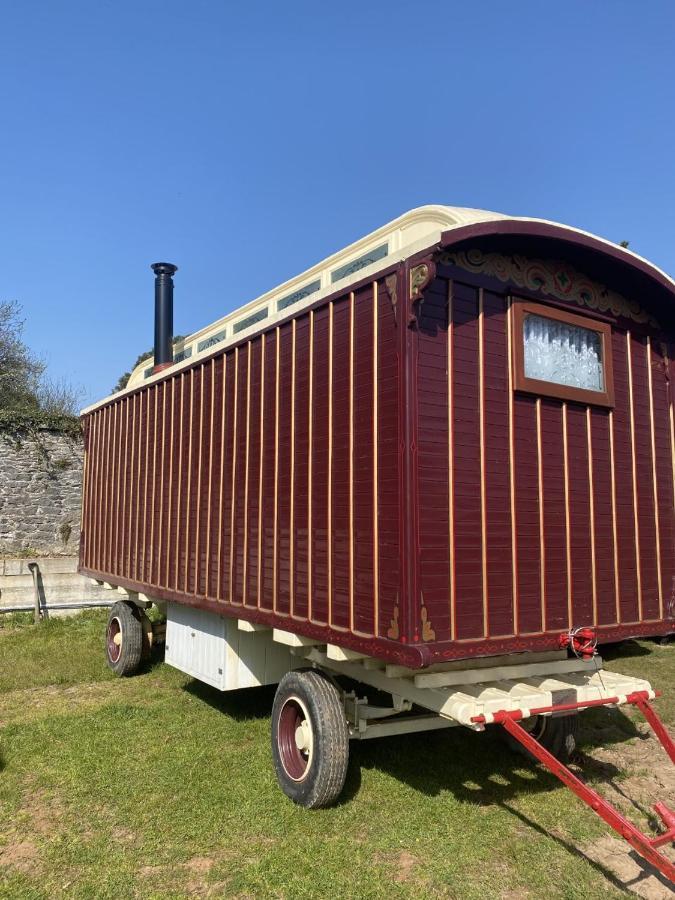 Vintage Showman'S Wagon For Two Close To Beach Plymouth Luaran gambar
