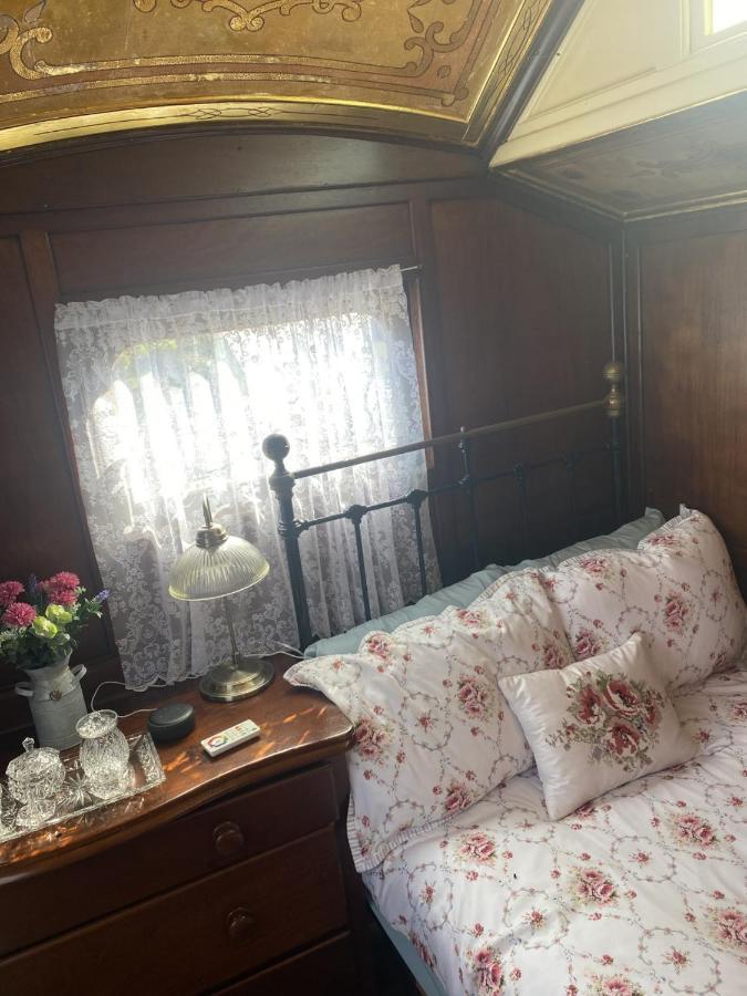 Vintage Showman'S Wagon For Two Close To Beach Plymouth Luaran gambar